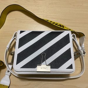 Off-White clip bag